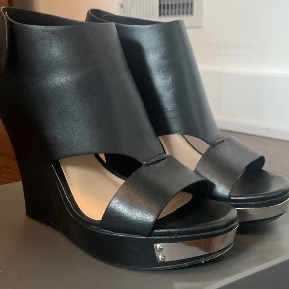 Vince Camuto Winnie Black Wedge Sandals - Picture 3 of 9